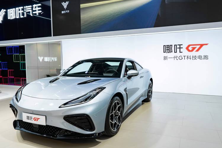 广州341哪吒汽车在智能汽车领域的表现，领途汽车在新能源汽车市场中的影响力